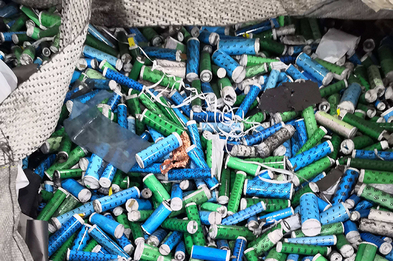 廢鋰電池連續(xù)式炭化爐物料