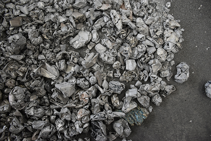 <strong>連續(xù)式碳化爐的物料破碎與碳化脫漆處理流程</strong>