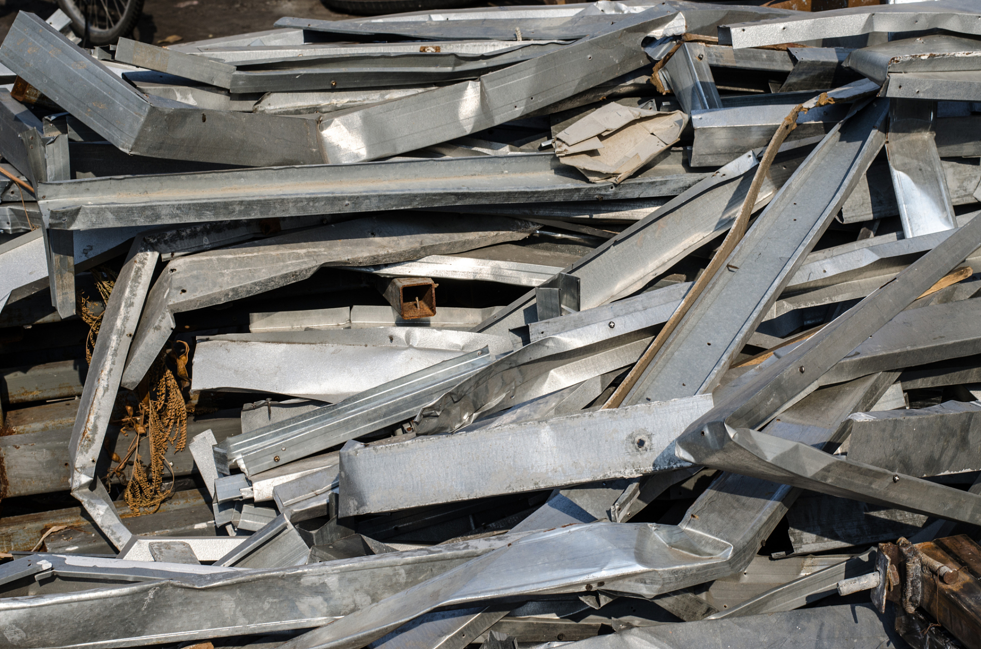 <strong>廢舊鋁型材脫漆回收處理，煥發(fā)新生在利用</strong>